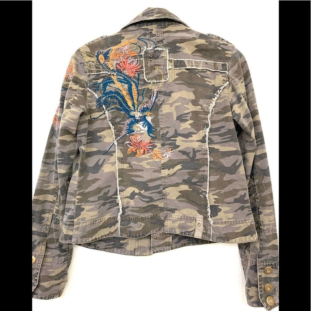 EMBROIDERED cropped jacket.